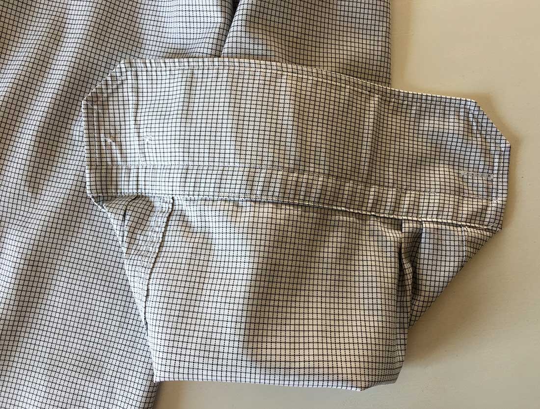 piegare maniche camicia partendo dal polso Camiceria Smeralda Camerano