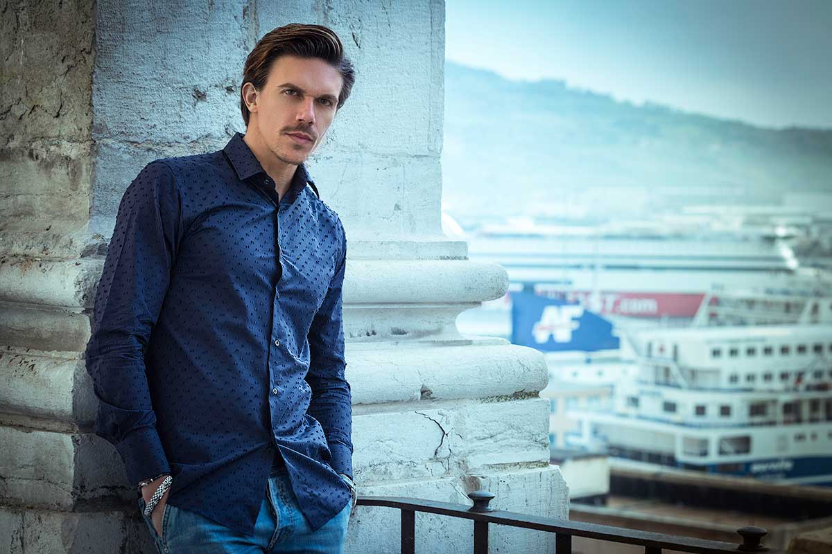 camicia blu fantasia e dettagli shooting Ancona